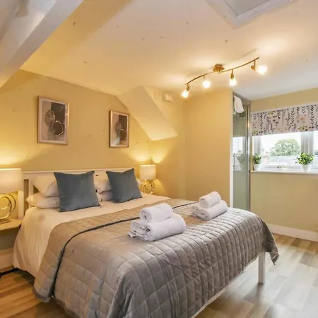 Holly House 3 Bedroom House 度假居 *