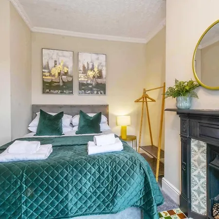 Holly House 3 Bedroom House 度假居 *